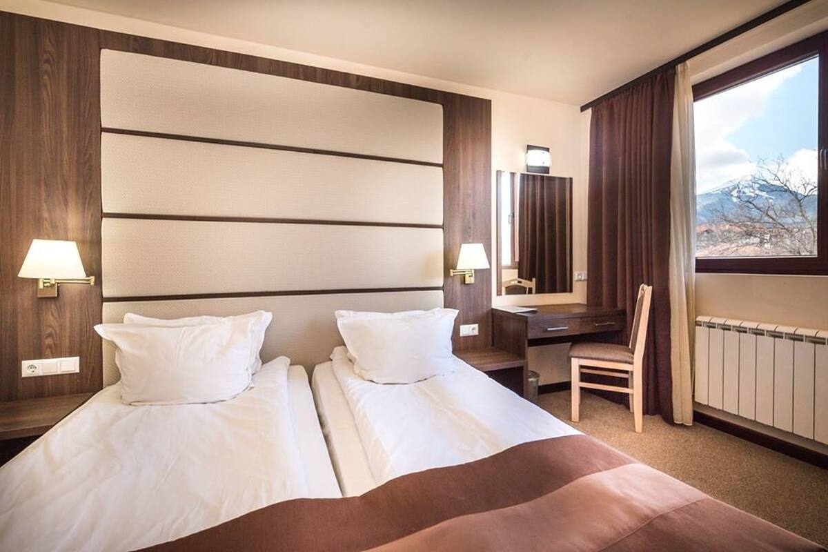 Minibar, escritorio, sistema de insonorización y cunas 