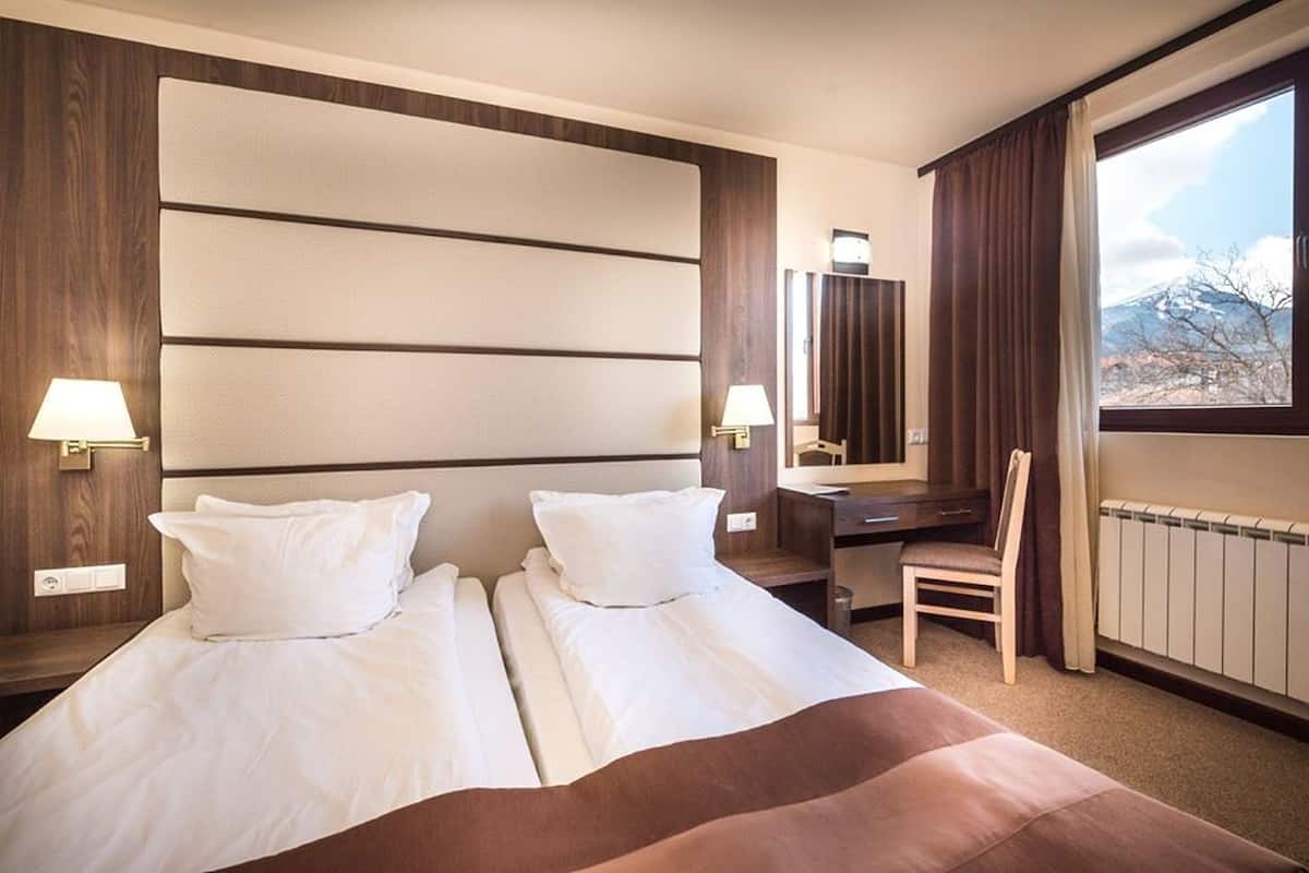 Habitación doble estándar | Minibar, escritorio, insonorización y cunas