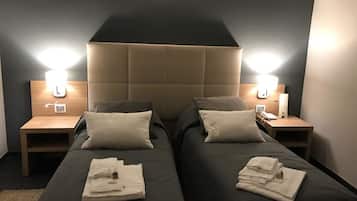 Camera Standard con letto matrimoniale o 2 letti singoli | Una cassaforte in camera, una scrivania, insonorizzazione