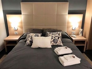 Caja de seguridad en la habitación, escritorio y insonorización 