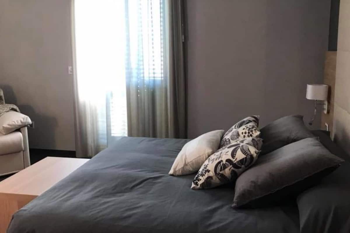 Zimmersafe, Schreibtisch, schallisolierte Zimmer, Bügeleisen/Bügelbrett