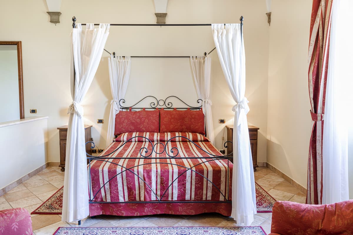 Departamento romántico, 1 habitación, vista a la colina | Cunas y ropa de cama