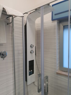 Shower, rainfall showerhead, free toiletries, hair dryer - Hotel Caraibisiaco sul Mare (Manduria)
