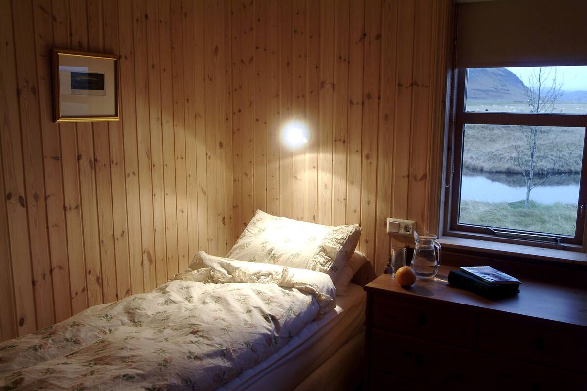 Zweibettzimmer, eigenes Bad | Verdunkelungsvorhänge, kostenlose Babybetten, kostenloses WLAN