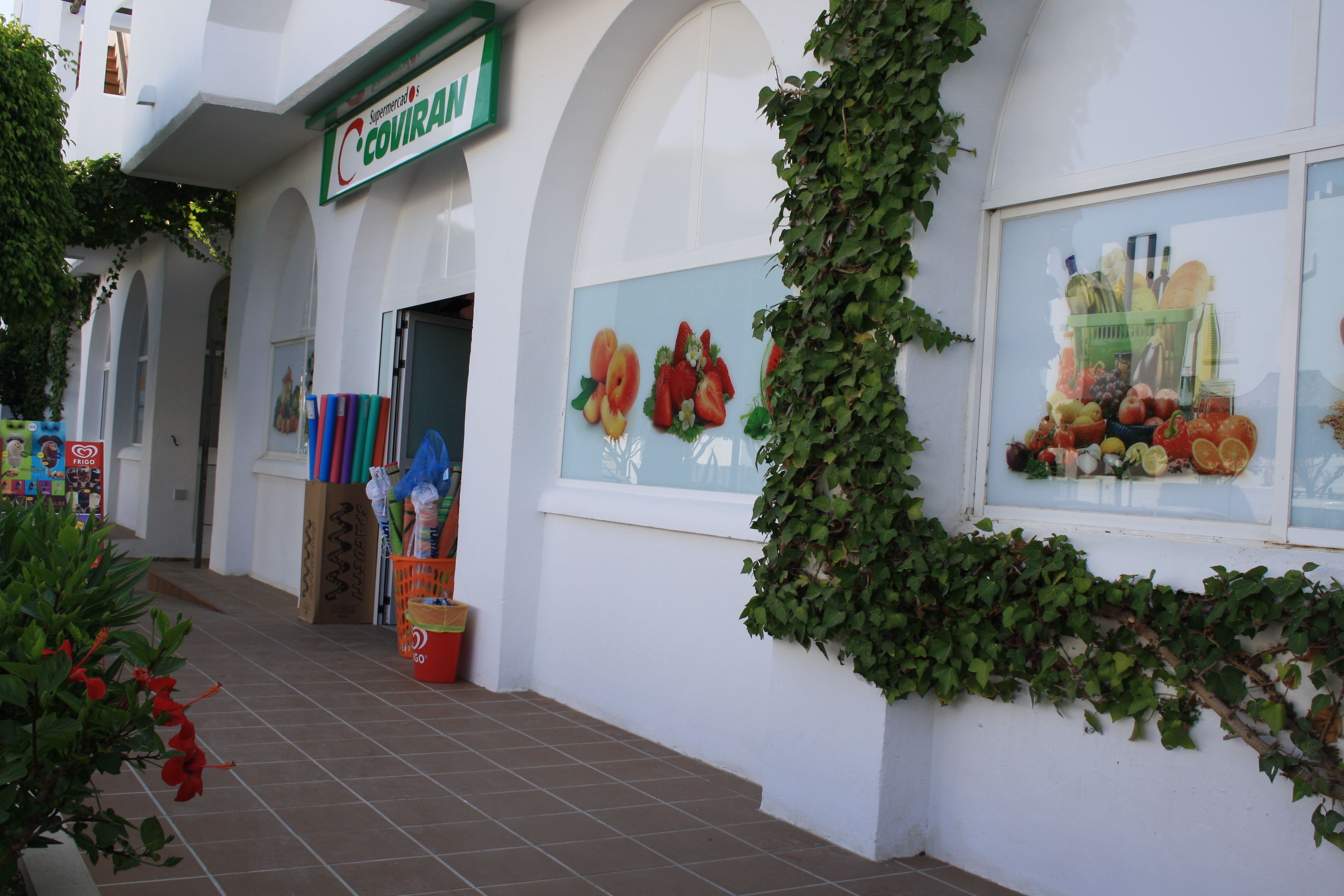 Fachada de una tienda con un letrero que dice "COVIRAM".