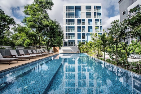 Una piscina al aire libre. DeeProm Pattaya Hotel