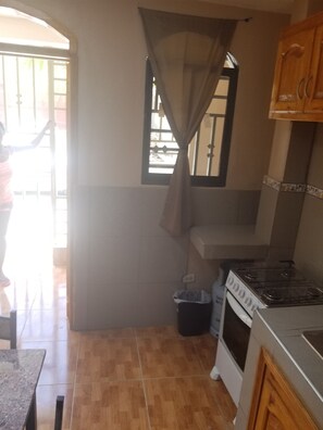 Habitación individual básica, 1 cama de matrimonio, no fumadores | Cocina privada | Frigorífico, horno y placa de cocina
