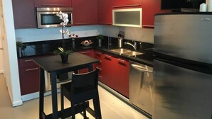 Appartement, 1 grand lit et 1 canapé-lit, non-fumeurs | Cuisine privée | Cafetière/bouilloire, grand réfrigérateur, micro-ondes, four