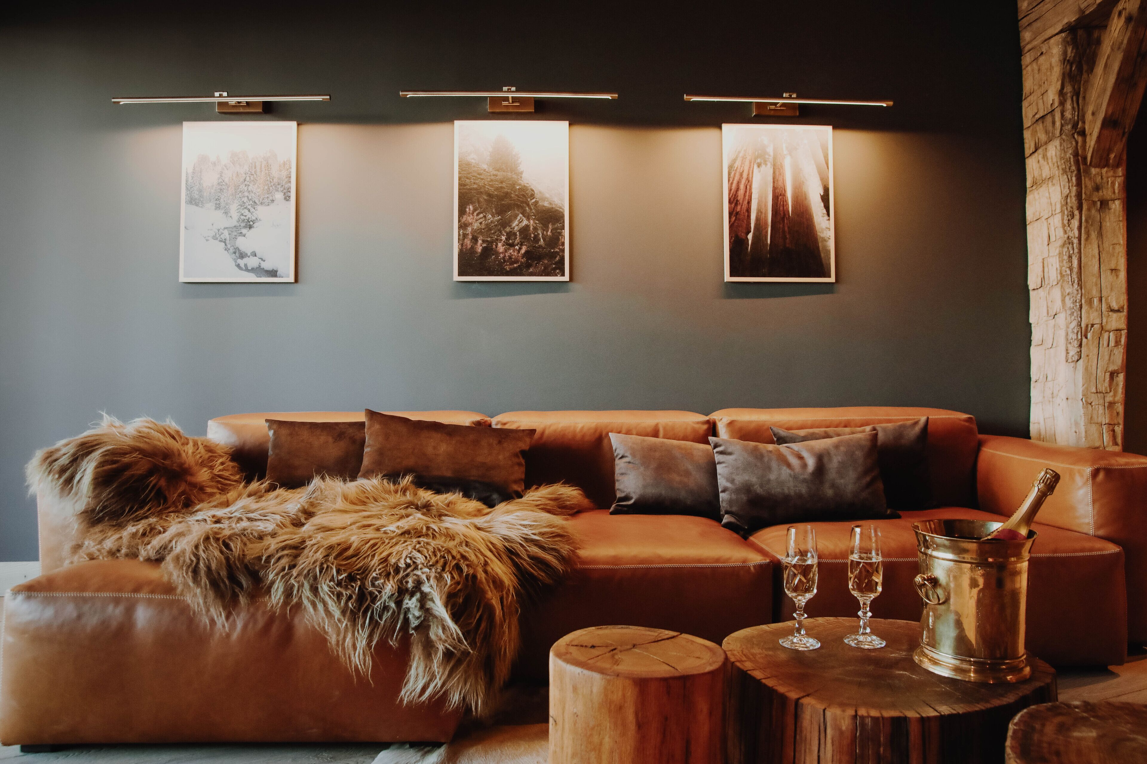 luxury suite (princes évêques) | living area | flat-screen tv, table football, toys