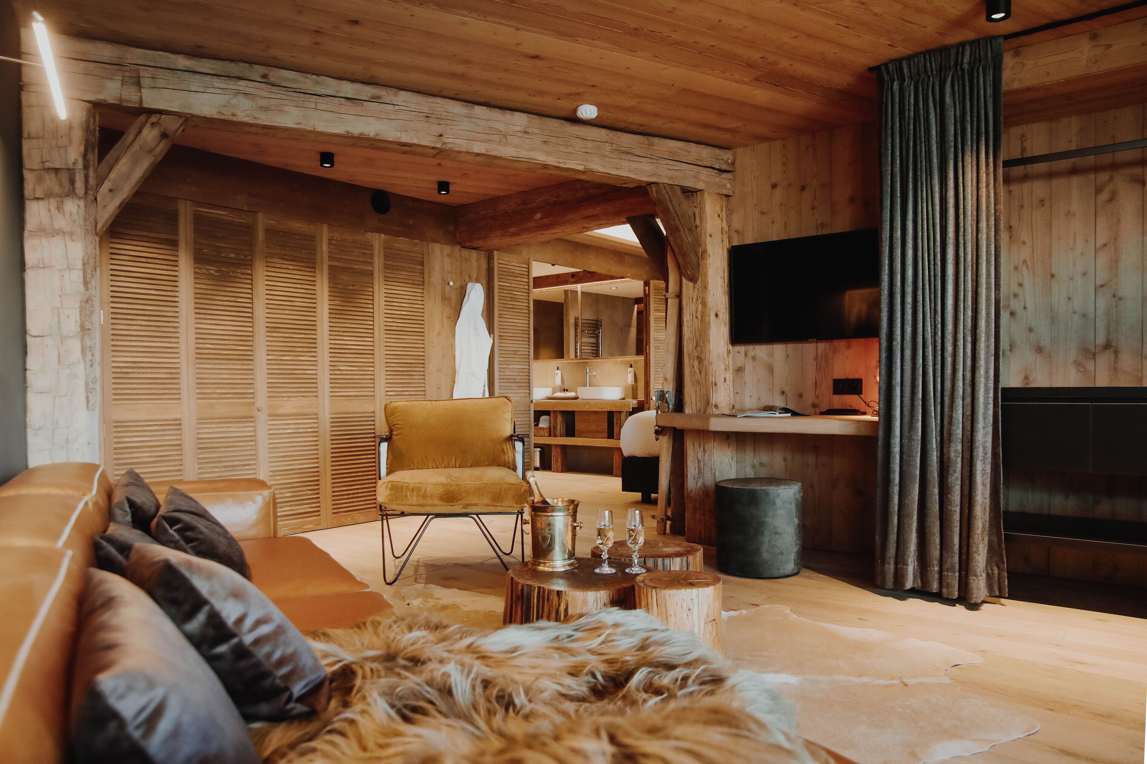 luxury suite (princes évêques) | living area | flat-screen tv, table football, toys