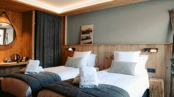 Caixa forta a l'habitació i cortines opaques