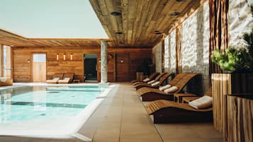 Piscina coberta (horari: 08:00-20:00) i gandules