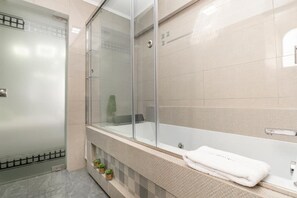 Habitación Deluxe doble | Baño | Ducha, artículos de higiene personal gratuitos, secador de pelo y bidé