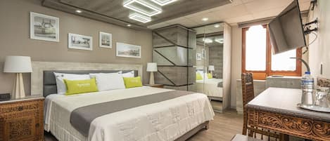 Dundyner, minibar, skrivebord og skrivebord for bærbar PC