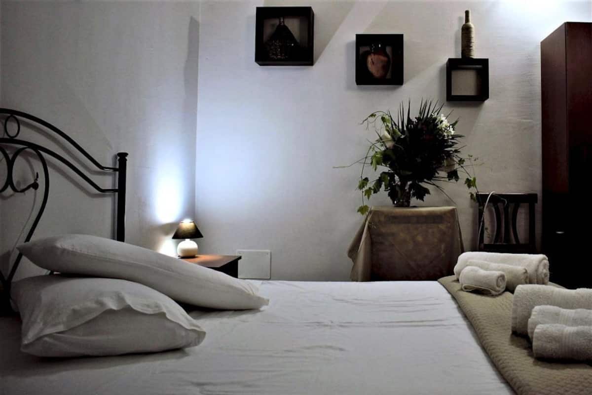 Desk, WiFi (free), bed sheets