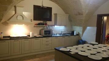 Lunch and dinner served, Italian cuisine