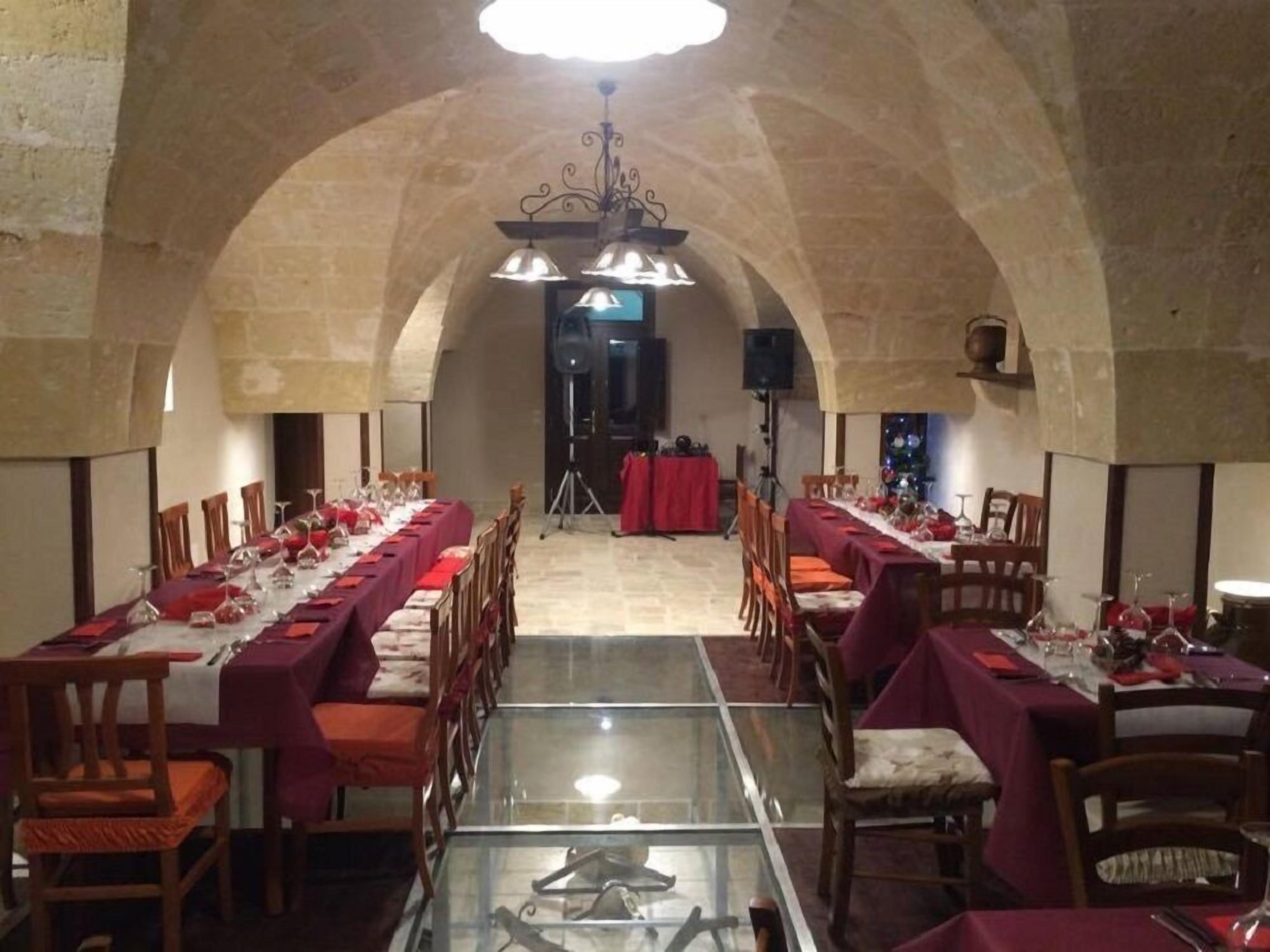 Lunch and dinner served, Italian cuisine