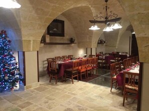 Lunch and dinner served, Italian cuisine