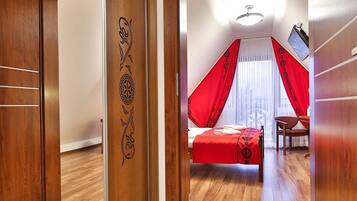 Apartamento Deluxe, varias camas, no fumadores | Sala de estar | Una televisión LCD