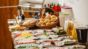 A buffet table with various food items and beverages. - Grand Podhale Resort & Spa (Zakopane)