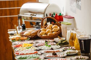 Se ofrece un desayuno bufé (65 PLN por persona)
