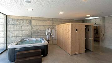 Sauna, hot tub