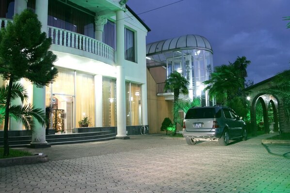 Façade de l’hébergement - soirée/nuit