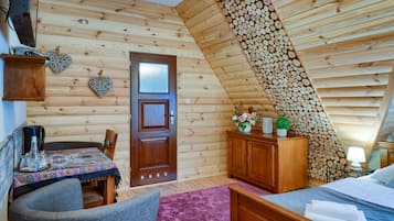 Quarto casal luxo, 2 camas de solteiro, para não fumantes | Área de estar | TV de tela plana