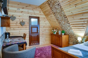 Deluxe Double Room, 2 Single Beds, Non Smoking | Living area | Flat-screen TV