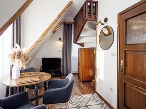 Standaard appartement, 3 eenpersoonsbedden | Woonruimte | Flatscreentelevisie