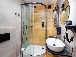 Habitación triple clásica, no fumadores | Baño | Ducha, artículos de higiene personal gratuitos y secador de pelo