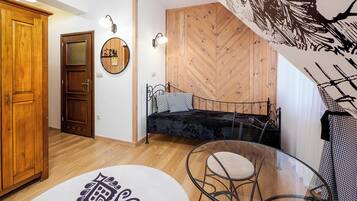 Quarto triplo standard, várias camas, para não fumantes | 1 quarto, escrivaninha, ferros/tábuas de passar roupa, Wi-Fi de cortesia