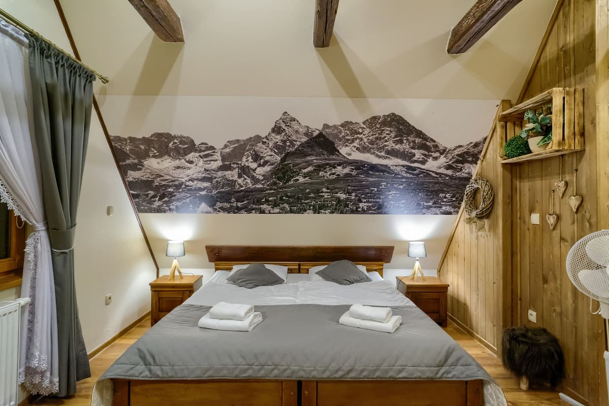 Standaard driepersoonskamer, meerdere bedden, niet-roken | 1 slaapkamer, een bureau, een strijkplank/strijkijzer, gratis wifi
