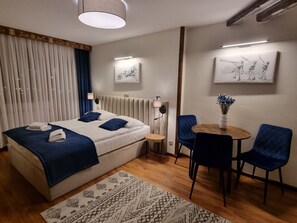 Habitación triple clásica, no fumadores | Escritorio, tabla de planchar con plancha, wifi gratis y ropa de cama