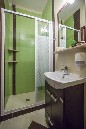 Standard Triple Room, Multiple Beds, Non Smoking | Bathroom | Shower, free toiletries, hair dryer, towels