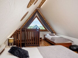 Standard Apartment, 3 Twin Beds | Desk, iron/ironing board, free WiFi, bed sheets