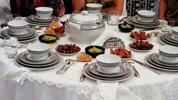 Se sirven desayunos, comidas y cenas