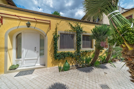 Comfort Double Room, Private Bathroom, Courtyard View | Courtyard view