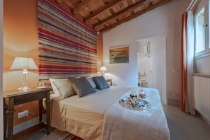 Comfort Double Room, Private Bathroom, Courtyard View | Premium bedding, minibar, in-room safe, individually decorated - Drom Florence Rooms & Apartments (Florence)