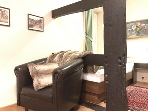 Single Room | Living area | 40-cm flat-screen TV with cable channels, TV - Altes Gasthaus Nagel (Oerlinghausen)