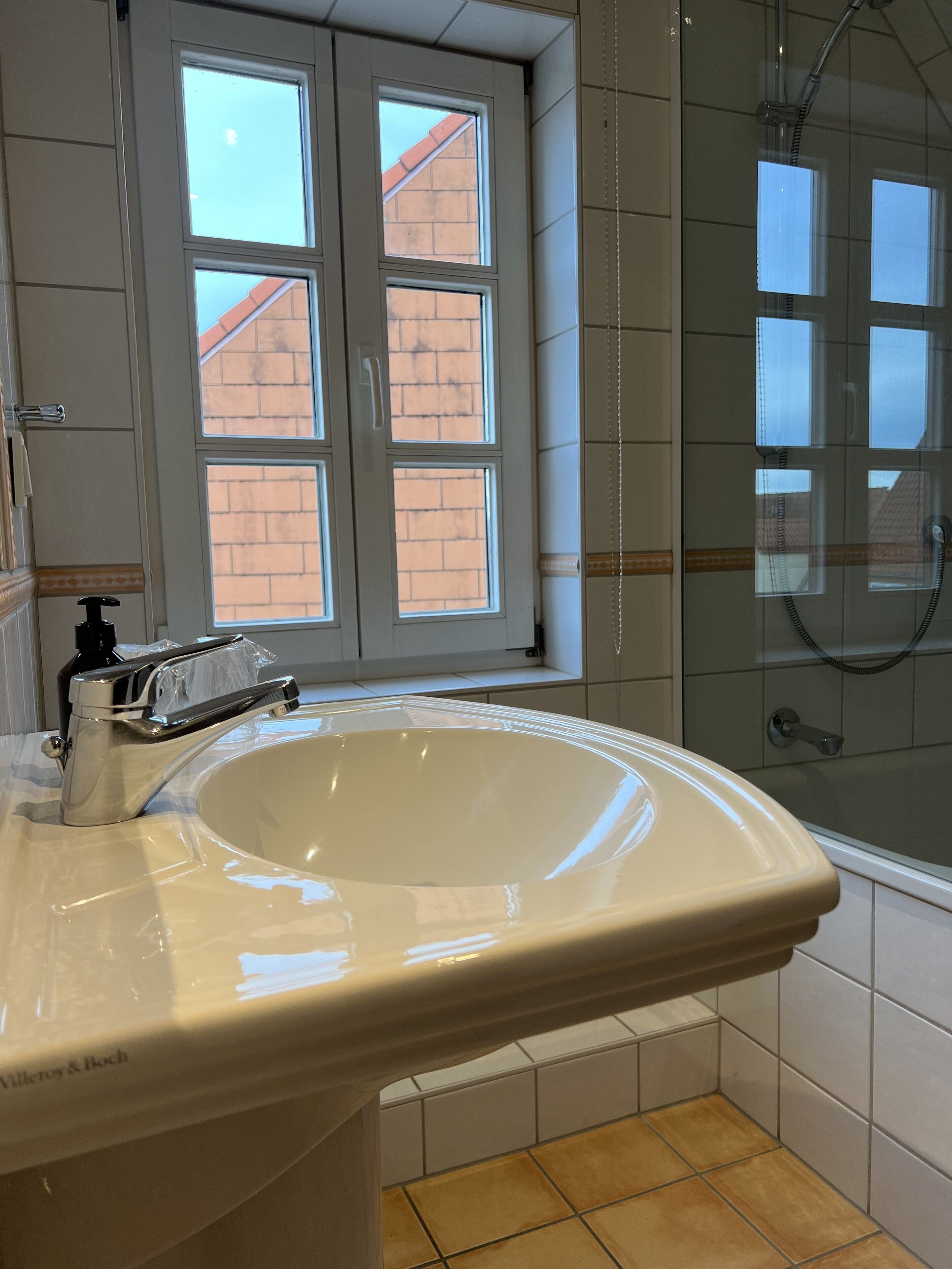 suite | desk, rollaway beds, bed sheets