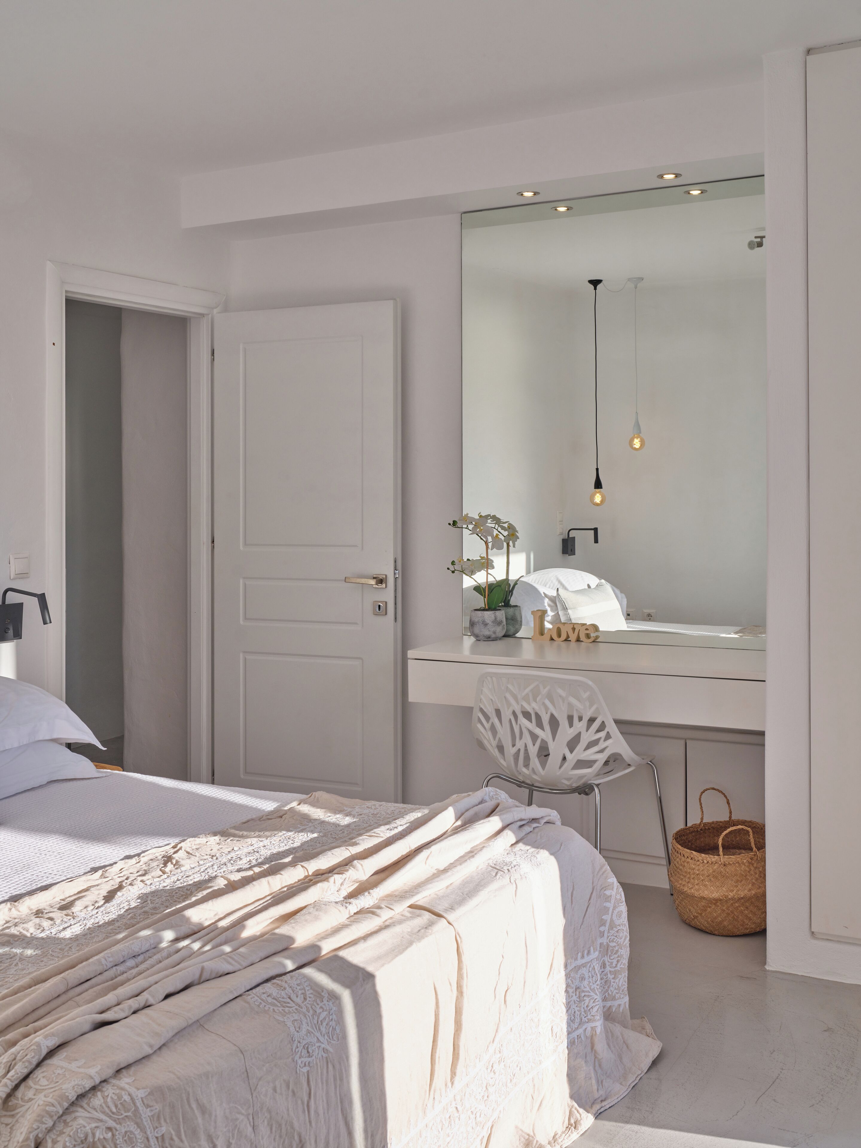 2 sovrum, värdeförvaringsskåp på rummet och skrivbord