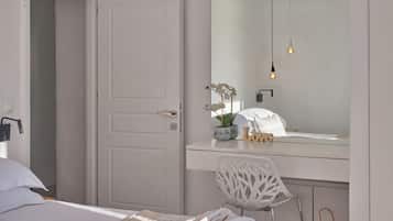 2 sovrum, vÀrdeförvaringsskÄp pÄ rummet och skrivbord