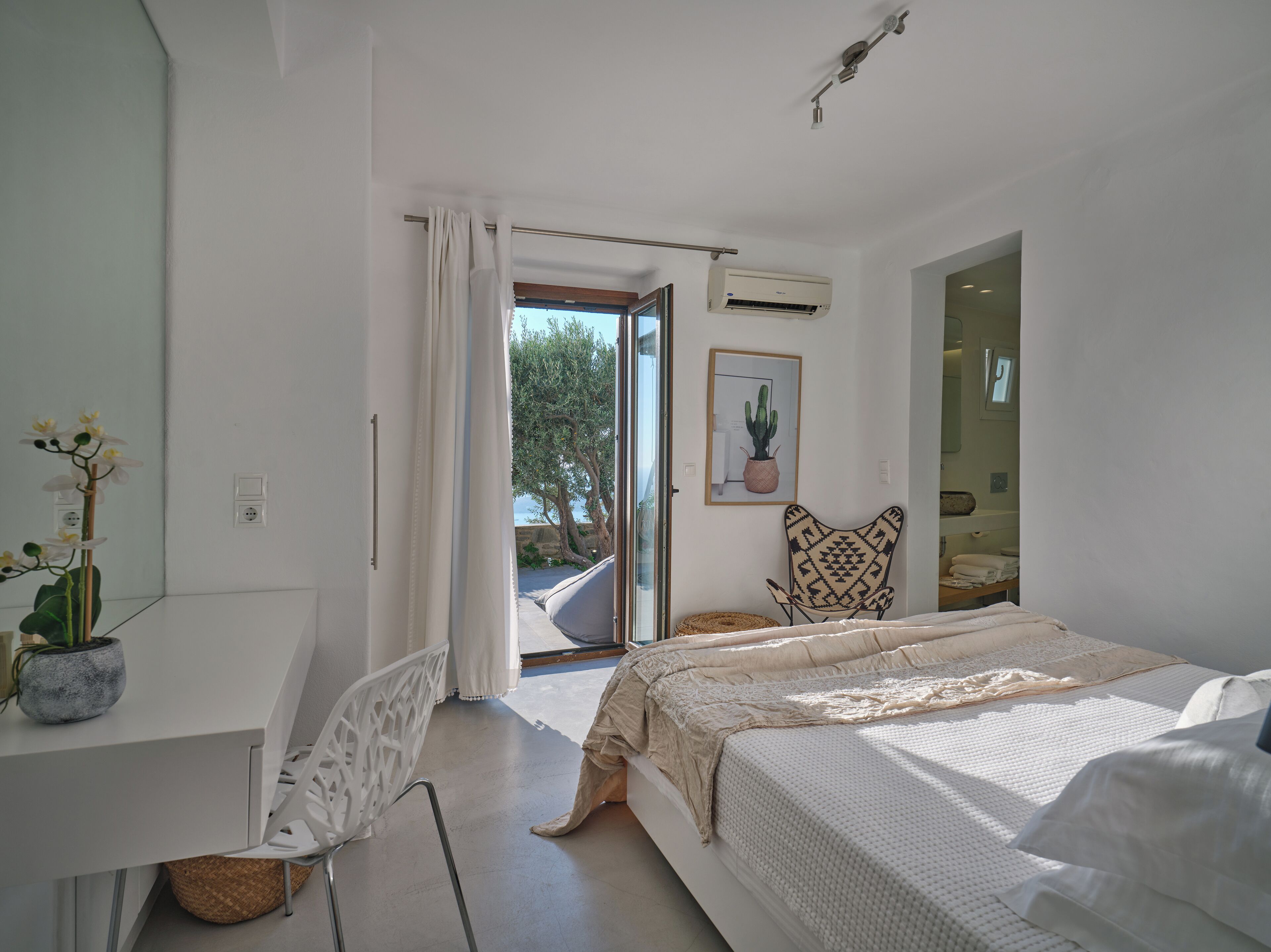 2 bedrooms, in-room safe, desk, iron/ironing board