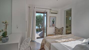 2 bedrooms, in-room safe, desk, iron/ironing board