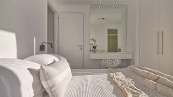 2 bedrooms, in-room safe, desk, iron/ironing board