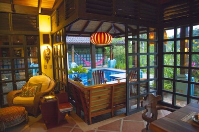 Cool Bali Style Villa, w/stunning views, HiSpeedWifi., 3Brs. solar heated pool. 