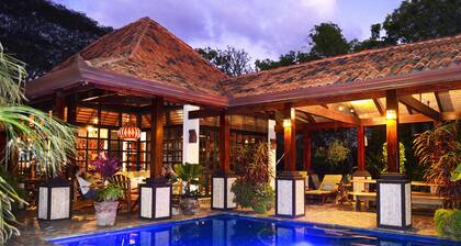 Cool Bali Style Villa, w/stunning views, High Speed Wifi., 3Brs. & heated pool. 