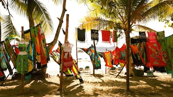 Chaises longues, serviettes de plage