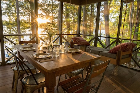 Dining. Lakeside life at its best!